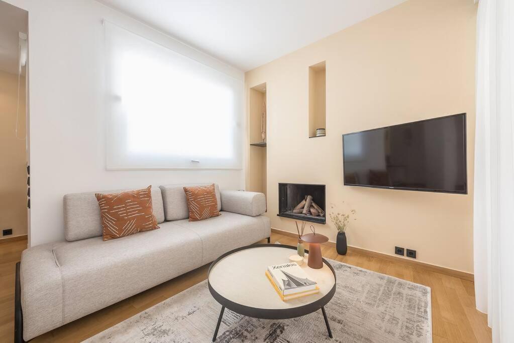Apartment Modern 2bdr Flat W Hot Tub & Big Terrace In Plaka