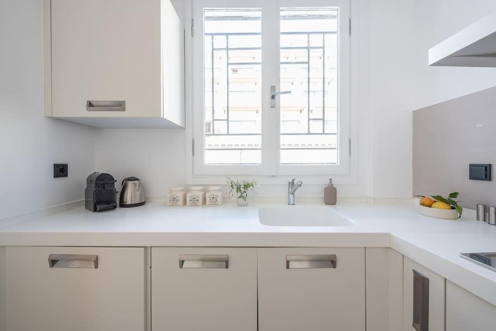 Apartment Modern 2bdr Flat W Hot Tub & Big Terrace In Plaka
