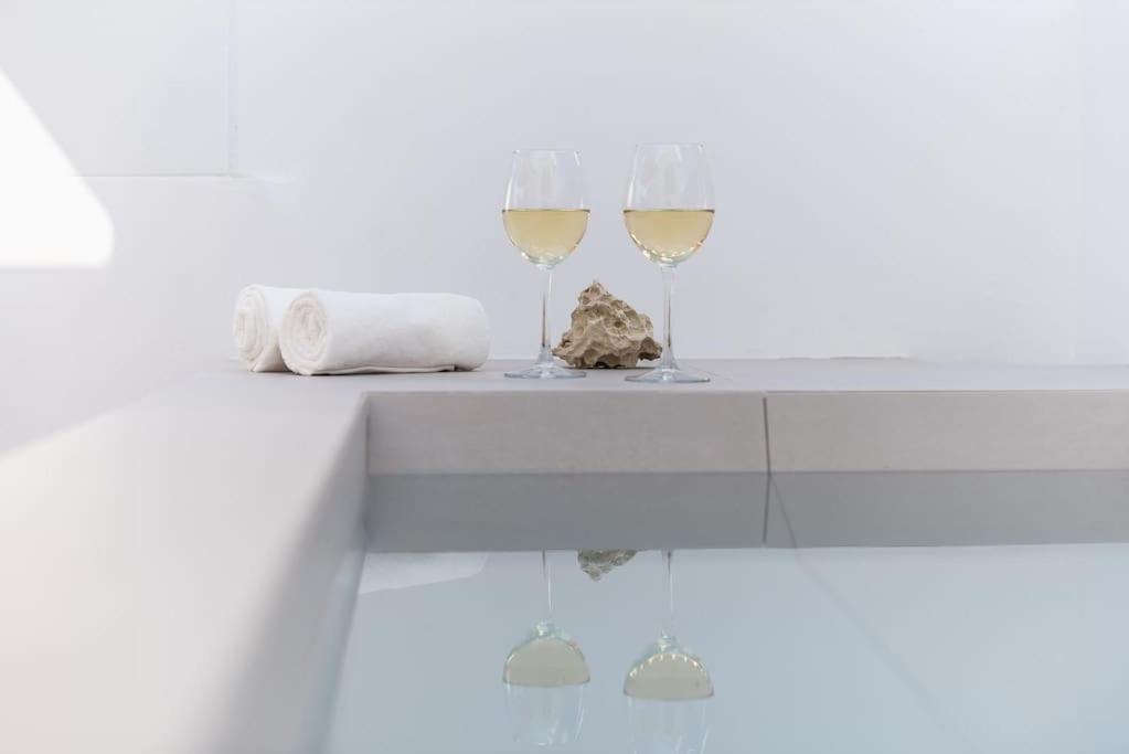 Modern 2bdr Flat W Hot Tub & Big Terrace In Plaka Athens