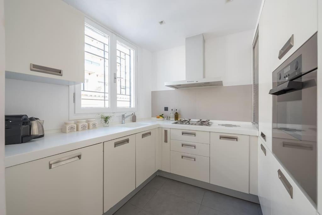 Modern 2bdr Flat W Hot Tub & Big Terrace In Plaka * Athens